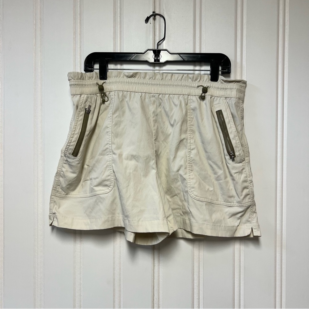 Athleta Beige Utility Shorts L Lightweight Hiking Travel Athleisure